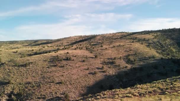 Vägen över kanjonen bergen, antenn utsikt från drönare. — Stockvideo
