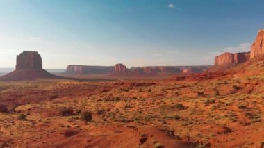 Güneşli bir günde, Monument Valley 'in panoramik manzarası ve insansız hava aracının poposu.
