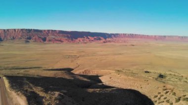 Kanyon dağları boyunca yol, İHA 'dan hava manzarası.
