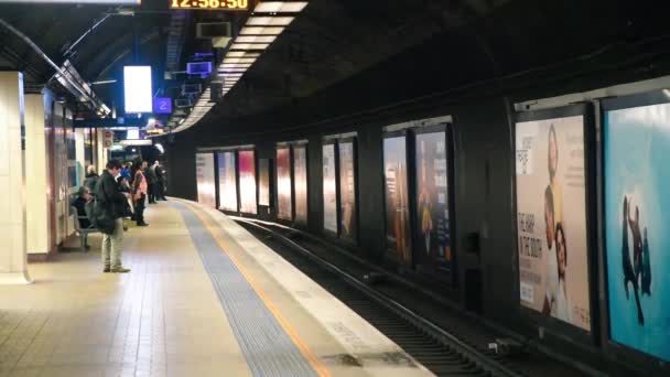 SYDNEY, AUSTRALIA - AUGUST 19, 2018: Arriving subway train in the city station — Stock Video