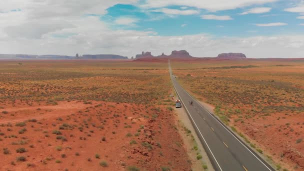 Дорога в Долину Памятников, вид с воздуха с дрона — стоковое видео
