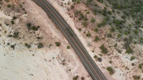 Widok z lotu ptaka na piękną drogę przez kanion — Wideo stockowe