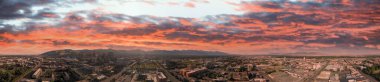 Güneşli bir günde Salt Lake City 'nin gökyüzü, günbatımında İHA' dan Utah..