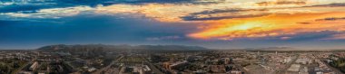 Güneşli bir günde Salt Lake City 'nin gökyüzü, günbatımında İHA' dan Utah..