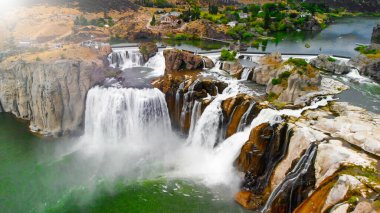 Snake River, Twin Falls, Idaho 'daki güzel Shoshone Şelalesinin muhteşem hava manzarası.
