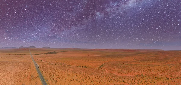 通往纪念碑谷的路 在星夜从无人驾驶飞机俯瞰天空 — 图库照片