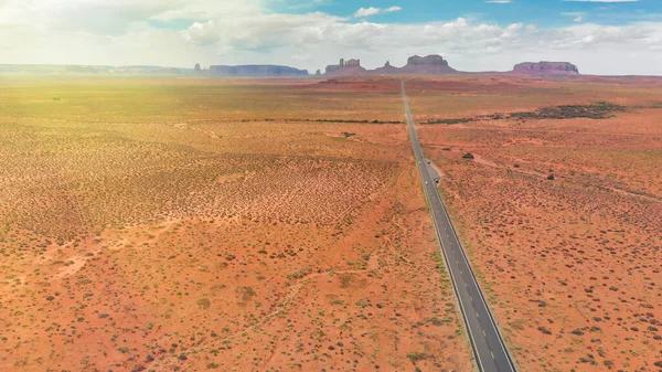 通往纪念碑谷的道路 从美国无人驾驶飞机俯瞰天空 — 图库照片