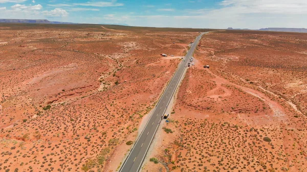 通往纪念碑谷的道路 从美国无人驾驶飞机俯瞰天空 — 图库照片