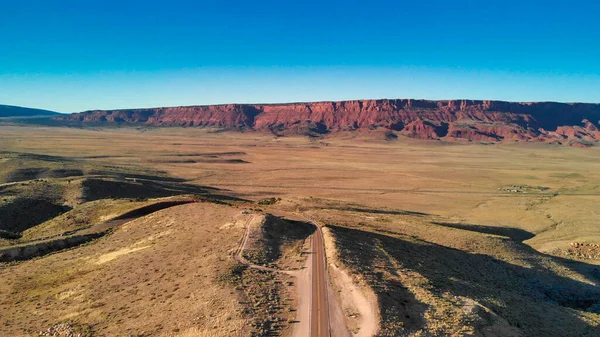 Letecký Pohled Krásnou Silnici Křižující Kaňon Letní Sezóně Pohled Dron — Stock fotografie