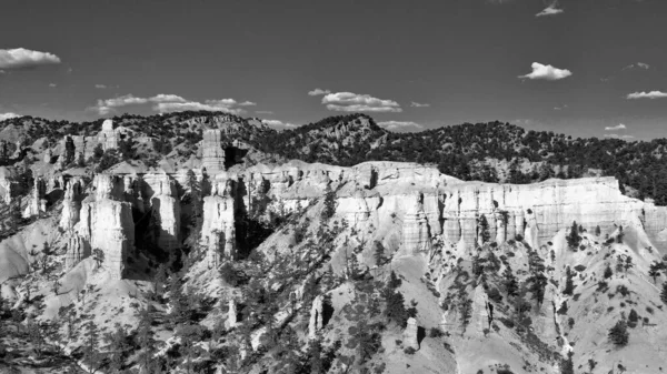 在美国犹他州美丽的阳光灿烂的日子里 布莱斯峡谷的空中景观 — 图库照片