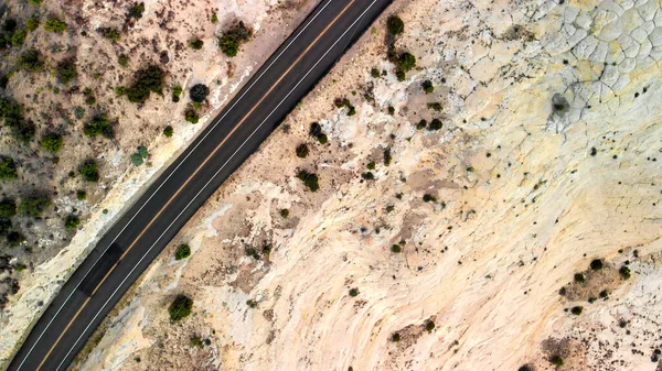 渓谷を横断する道路の上空からの眺め — ストック写真