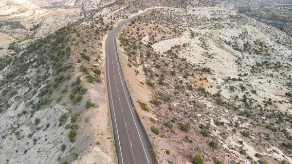 渓谷を横断する道路の上空からの眺め — ストック写真