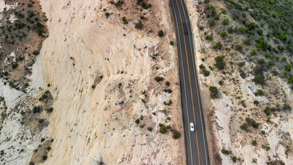 穿越峡谷的美丽道路的无人机图像 — 图库照片