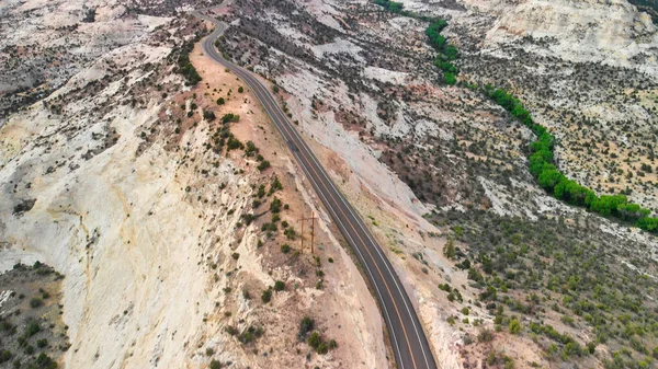 Kanyon Boyunca Güzel Bir Yolun Insansız Hava Görüntüsü — Stok fotoğraf