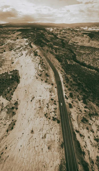 夏のシーズンに峡谷を横断する美しい道路の空中ビュー ドローン視点 — ストック写真