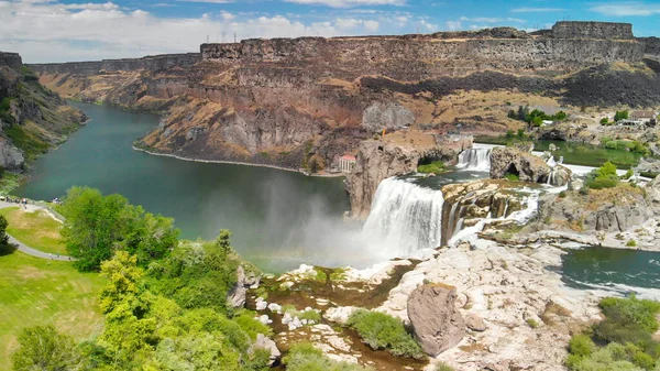 美丽动人的美国爱达荷州双城斯内克河畔肖肖尼瀑布的空中景观 — 图库照片