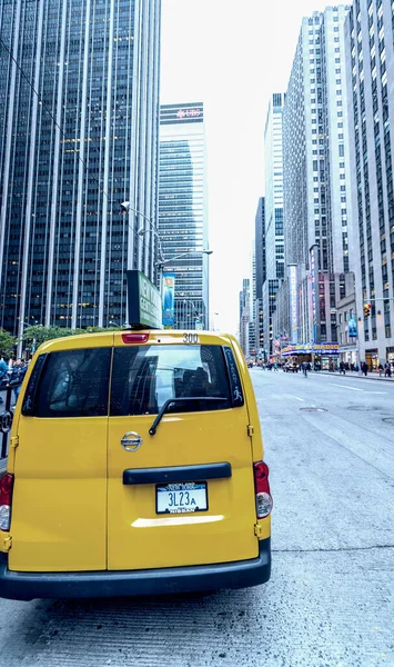 New York City Září 2015 Taxi Taxi Ulicí Manhattan Existují — Stock fotografie