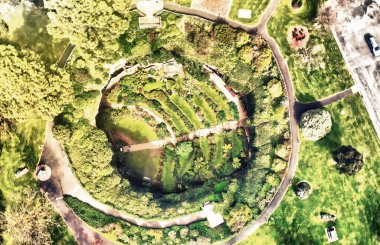 Gambier Dağı, Avustralya. Güzel bir sabahta Umpherston subatanı havadan görünüyor..