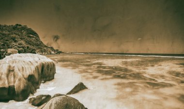 Anse Kaynak Argent, La Digue. Güneşli bir günde İHA 'dan inanılmaz bir hava manzarası Seyşeller Adaları