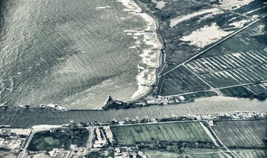 Toskana Sahili 'nin havadan görünüşü - İtalya.