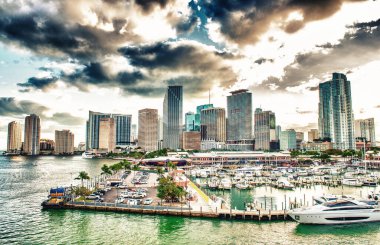 Miami Limanı, gün batımında. Arka planda Miami var..
