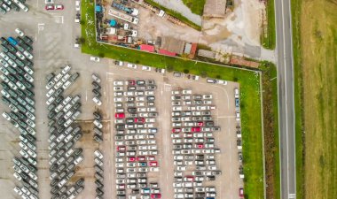 Satılık Stok Row Arabaları 'nın hava manzarası. Araba Satıcısı Envanteri