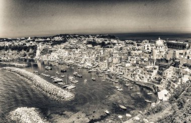La Corricella, deniz kenarındaki renkli evler. Procida 'nın yaz sezonundaki hava manzarası, İtalya