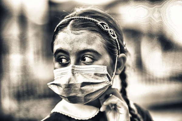 Egy Fiatal Lány Portréja Amint Visszatér Iskolába Járvány Után Maszkban — Stock Fotó