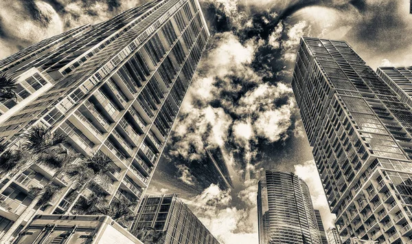Opwaarts Straatzicht Het Centrum Van Wolkenkrabbers Een Mooie Zonnige Dag — Stockfoto