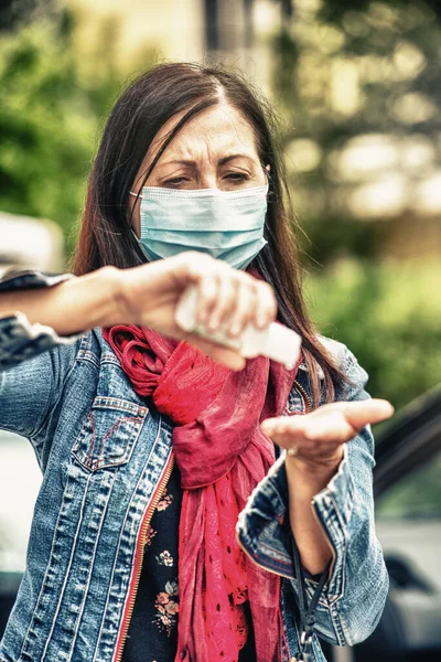 Donna Pulizia Mani Con Gel Disinfettante Fuori Della Sua Auto — Foto Stock