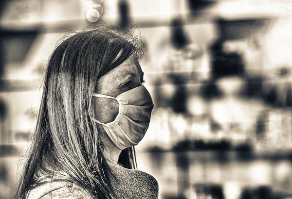 Vrouw Draagt Gezichtsmasker Apotheek Voor Gepassioneerde Preventie — Stockfoto