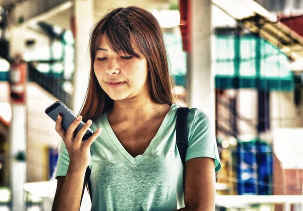 Asiática Adolescente Chica Escuela Hablando Por Teléfono — Foto de Stock