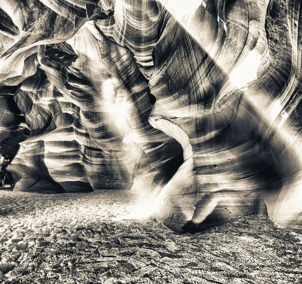 美国亚利桑那州 著名的羚羊峡谷在阳光灿烂的一天过滤光线时 砂岩形成美丽的广角景观 — 图库照片