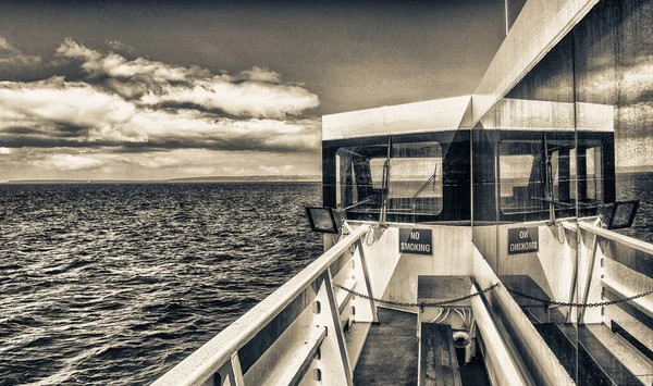 Bir yolcu feribot ile Boğazı geçerken.