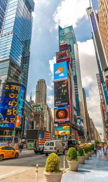 New York Toukokuu 2013 Times Square Kaupungin Pilvenpiirtäjiä Kauniina Päivänä — kuvapankkivalokuva
