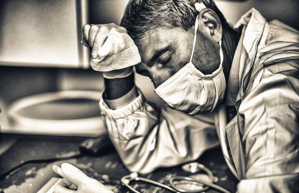 Covid Salgını Maskeli Eldivenli Stresli Doktor Bilgisayar Ekranının Önünde Akıllı — Stok fotoğraf