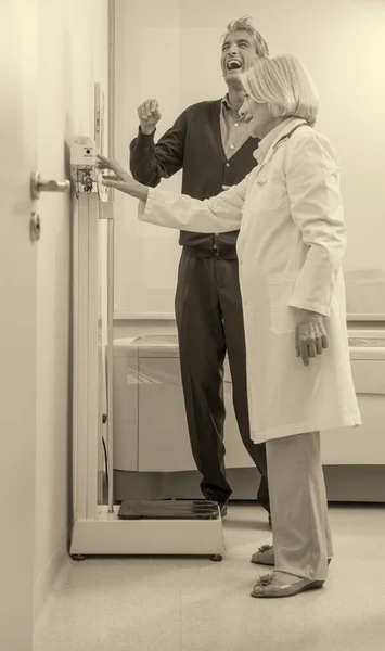 Gelukkig Mannelijke Patiënt Medisch Onderzoek — Stockfoto