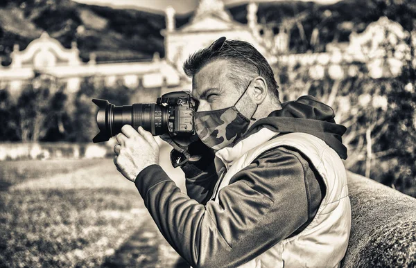 Fotógrafo Masculino Caucásico Tomando Fotos Hito — Foto de Stock