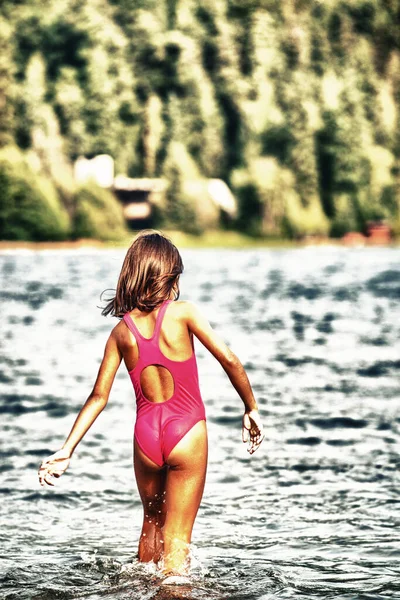 Вид Ззаду Молоду Дівчину Купальнику Купається Гірському Озері — стокове фото