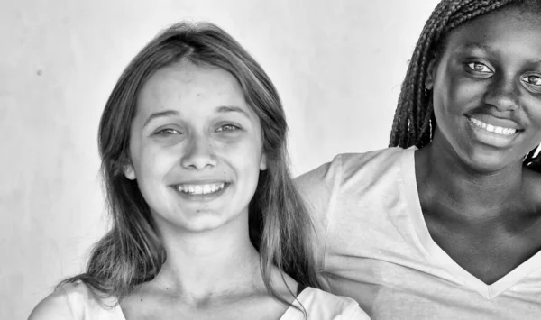 Mulheres Adolescentes Caucasianas Africanas — Fotografia de Stock