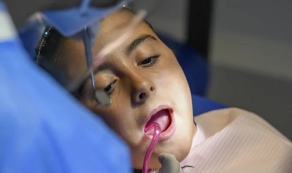 Tandheelkundige Reiniging Professionele Tandarts Studio Jong Meisje Ondergaan Tanden Behandeling — Stockfoto