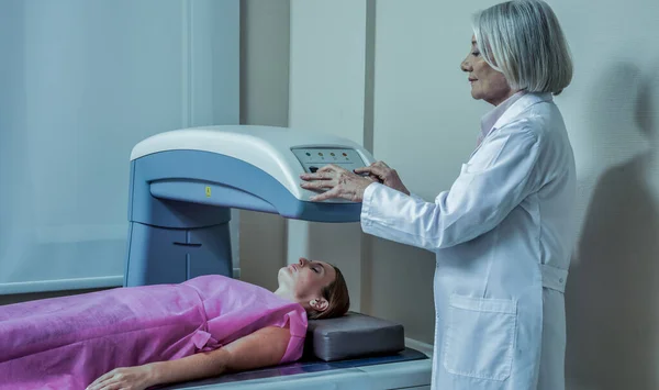 Vrouw Die Een Medische Scan Ondergaat Het Ziekenhuis — Stockfoto