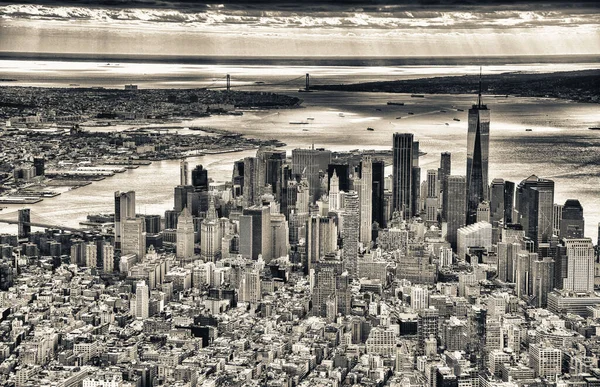 Manhattan Şehir Merkezinin Caddeleri Binaları Verrazzano Köprüsü Helikopterden Hava Manzarası — Stok fotoğraf