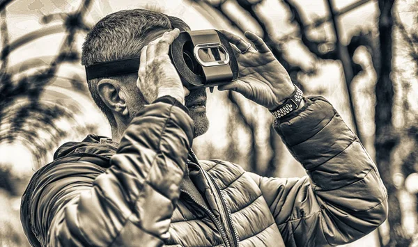 Hombre Con Visor Parque Explorando Alrededores Concepto Nueva Tecnología Turismo — Foto de Stock