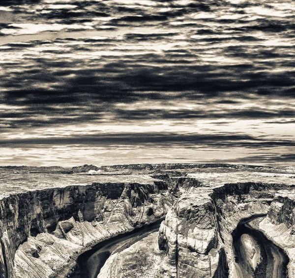 在亚利桑那州 马蹄弯道及周围峡谷和科罗拉多河的全景鸟图 — 图库照片