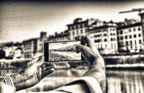 Firenzessä Italiassa Yksityiskohta Miehen Käsi Ottaa Kuvia Rakennuksista Pitkin Arno — kuvapankkivalokuva