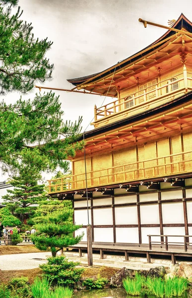 Kioto Japonia Kinkaku Świątynia Złotego Pawilonu Deszczowy Dzień — Zdjęcie stockowe