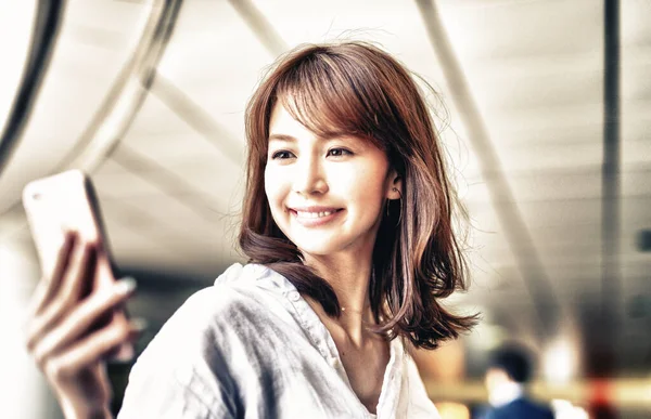 Piękny Japoński Kobieta Patrząc Smartphone Stacji Metra — Zdjęcie stockowe