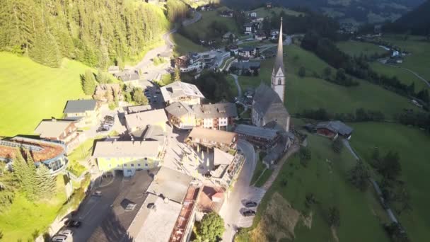 Widok z lotu ptaka na piękne miasto Heiligenblut w sezonie letnim, Grossglockner, Austria — Wideo stockowe