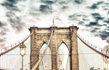 Brooklyn Köprüsü Kulesi, New York 'un arka planında gökyüzü renkleri.